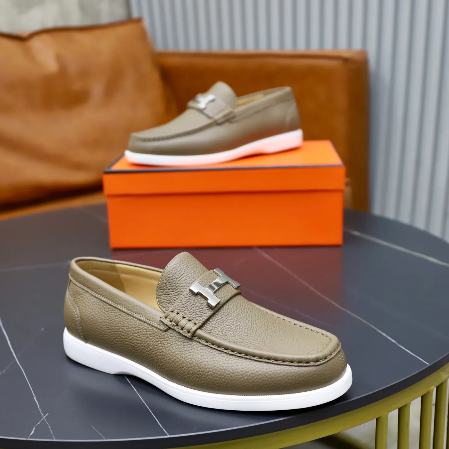 Ex-factory price: 560💰Hermès/Hermès slip-on men's shoes. This shoe is made of imported pebbled cowhide. It has simple and smooth lines and is combined with aerodynamically designed 3CM rubber foam ultra-light soles! Youthful and fashionable, classic H-shaped hardware buckle decoration, calf lining gently wraps the feet, with logo cowhide feet, casual and urban style, highlighting youthful vitality, sports and leisure version, super versatile, code number: 38-39-40-41-42-43-44 standard leather shoe size (45 can be customized but does not support returns)